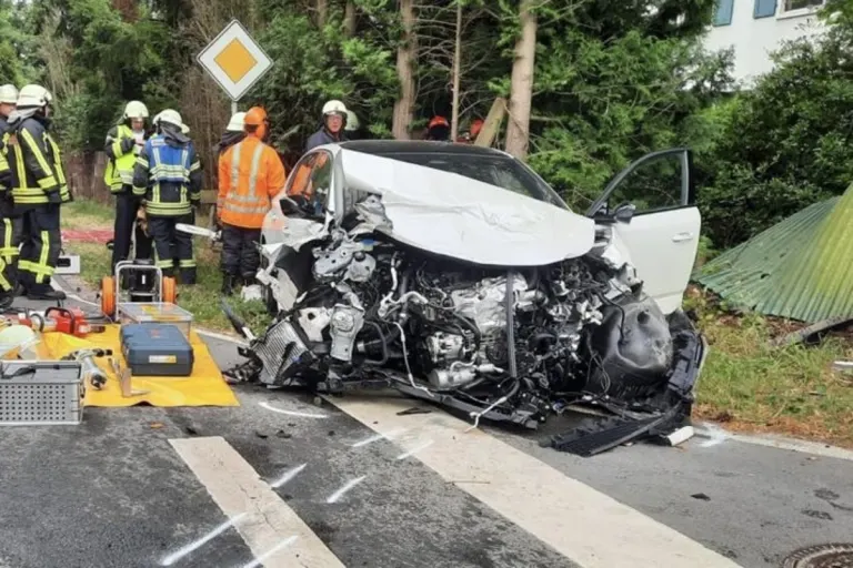 Schwerer Verkehrsunfall mit zwei Verletzten in Olfen-Vinnum 