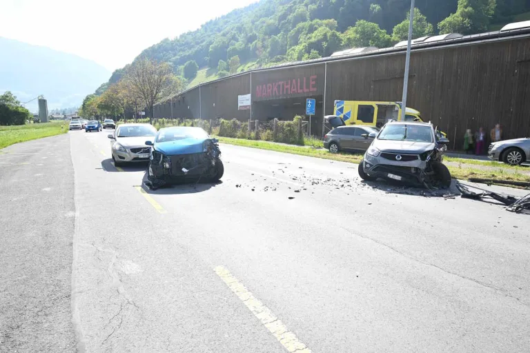 Sargans SG - Frontalkollision mit zwei verletzten Personen 