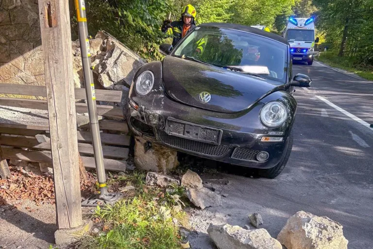 Unfall in Unterach am Attersee S –  Cabrio kracht in Gedenkstätte