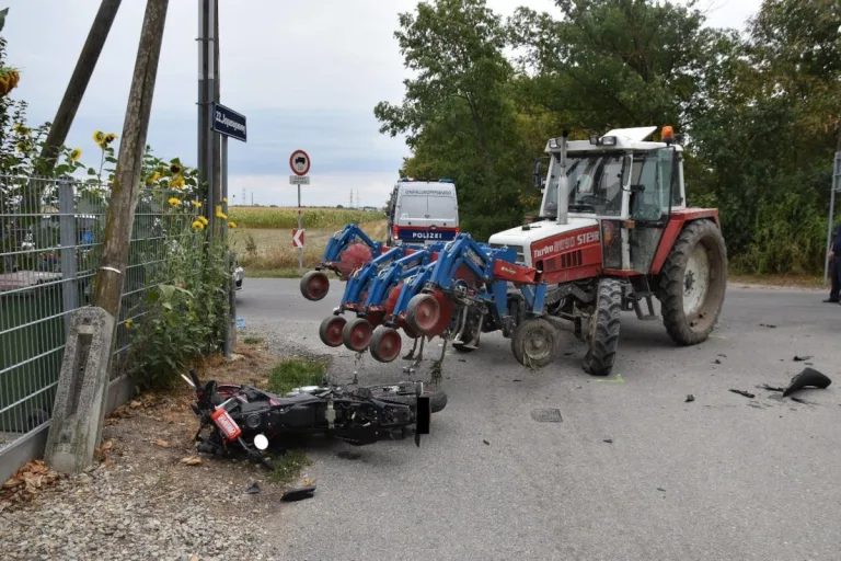 Wien – Motorradfahrer kollidiert mit Traktorpflug