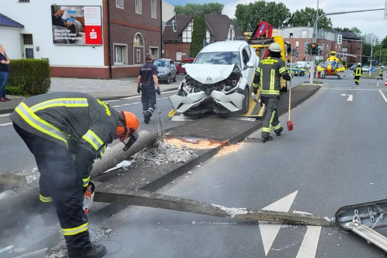 Werne – Auto qualmt aus dem Motorraum nach Unfall