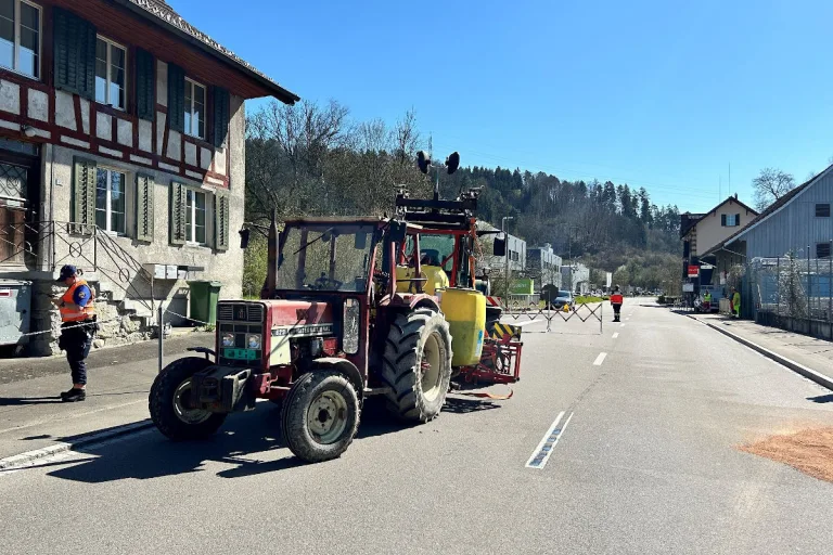 Kemptthal ZH – Strasse wegen ausgelaufenem Pflanzenschutzmittel gesperrt