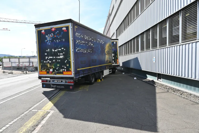 Volketswil ZH – Chauffeur von Lastwagen überrollt und verletzt