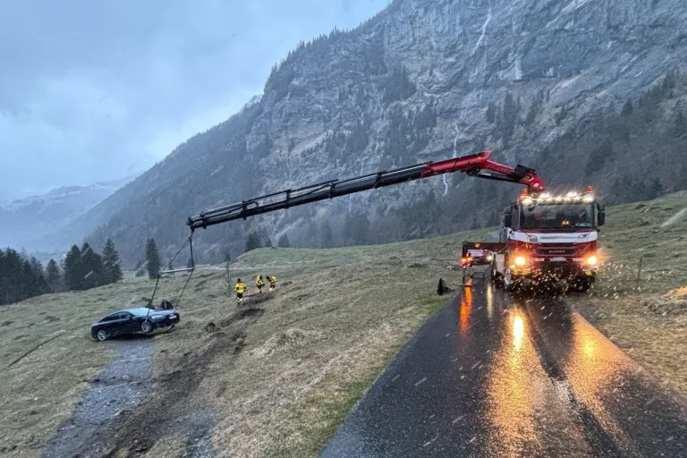 Engelberg OW - Bei Unfall von der Strasse abgekommen 