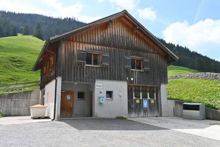 Steg/Triesenberg FL - Öffentliche WC-Anlage mit Farbe beschädigt 