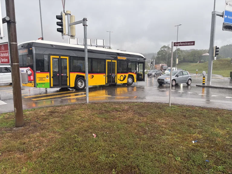 Niederuzwil SG – Unfall zwischen Auto und Postauto