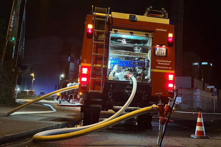 Bonn NW – Brand in Müllbunker löst Großeinsatz der Feuerwehr aus