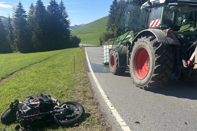 Schwellbrunn AR – Töfffahrer prallt gegen verlorene Ladung