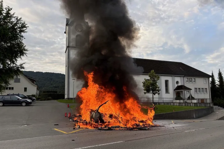 Ricken SG - Wohnwagen komplett abgebrannt 
