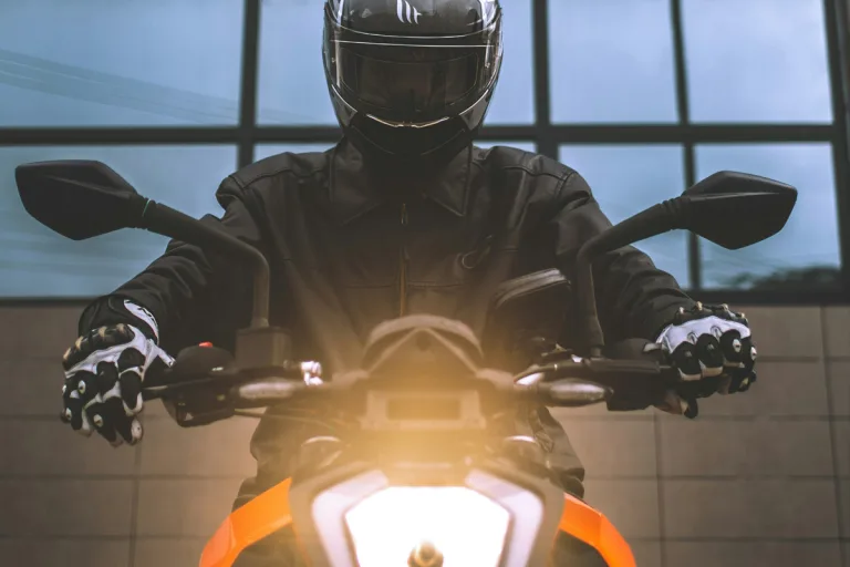Vomp T – 17-Jähriger flieht auf nicht zugelassenem Motorrad