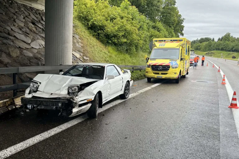Rapperswil-Jona SG - Gegen eine Randleitplanke geprallt