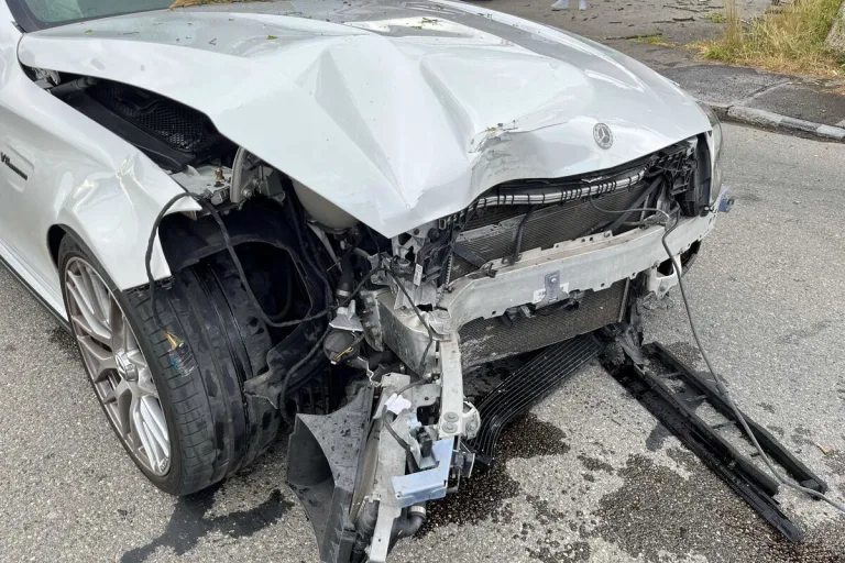 Villmergen AG -  Neulenker prallt mit Mercedes-Benz AMG gegen einen Baum 