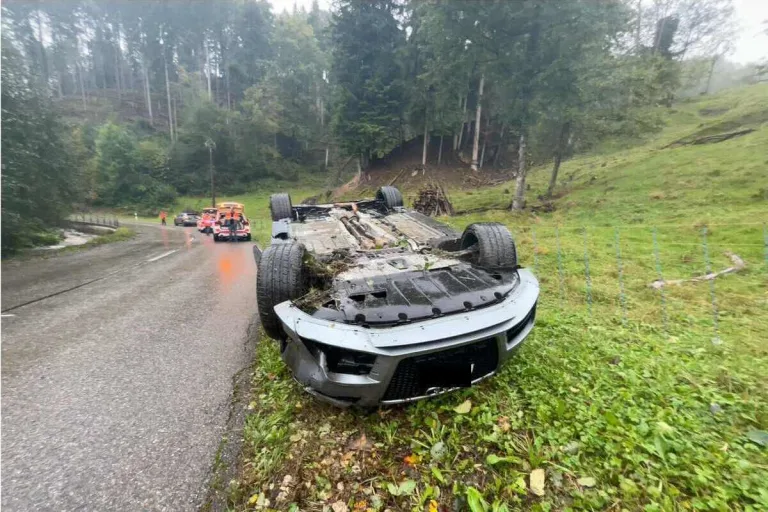 Beinwil SO - Bei Unfall überschlagen und in der Lüssel gelandet