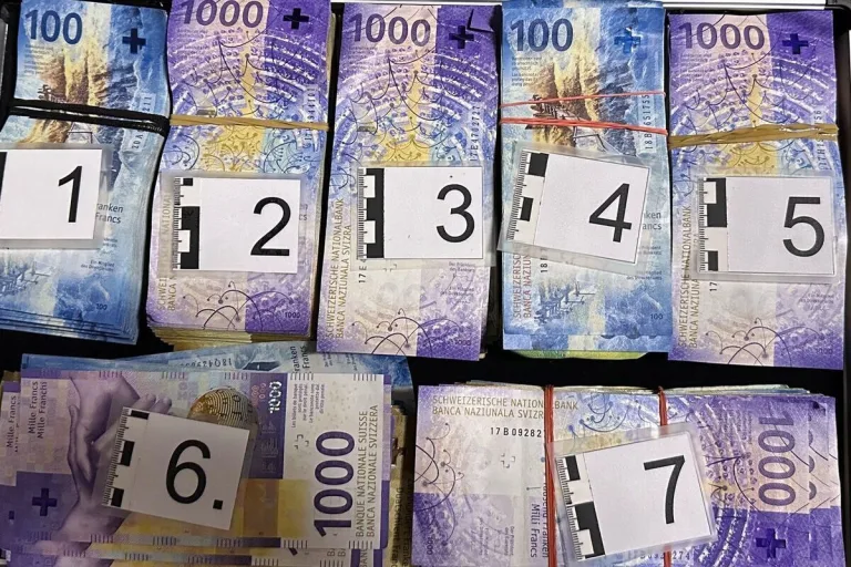 Kanton Schwyz – Betäubungsmittel, Waffen und Bargeld sichergestellt
