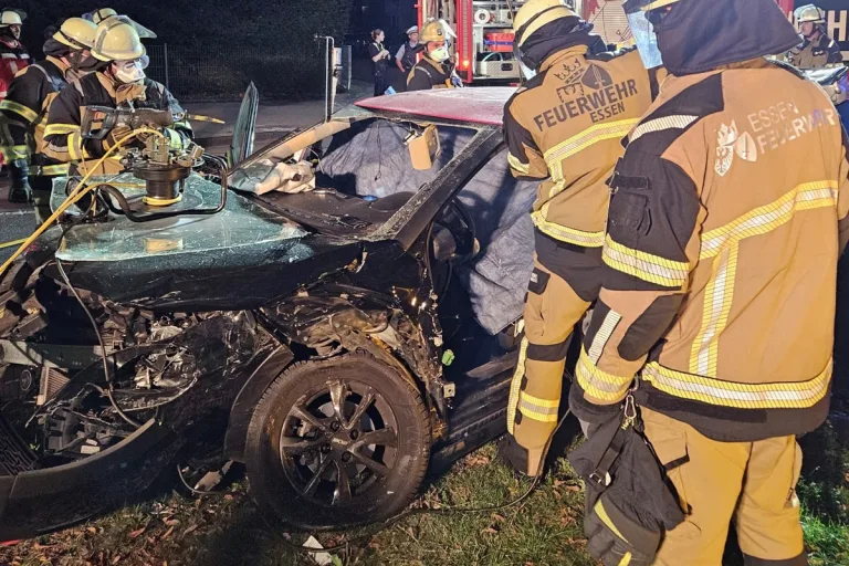 Essen NW – Zwei Verletzte nach schwerem Unfall auf Kreuzung