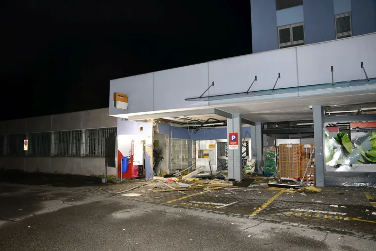 Dottikon AG -  Sprengung eines Bankomats löst grossen Einsatz aus 