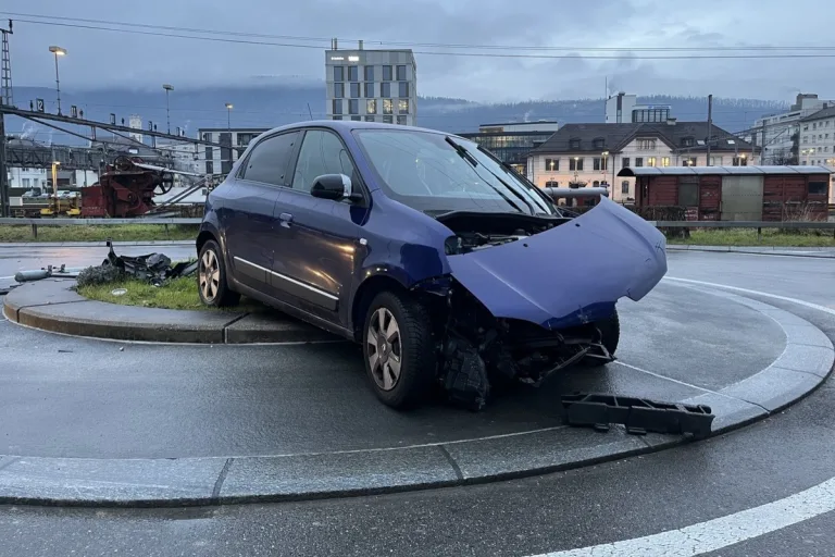 Unfall in Delémont JU – Autofahrer verliert Kontrolle
