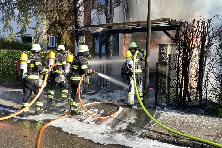 München BY – Feuerwehr verhindert Ausbreitung von Carportbrand
