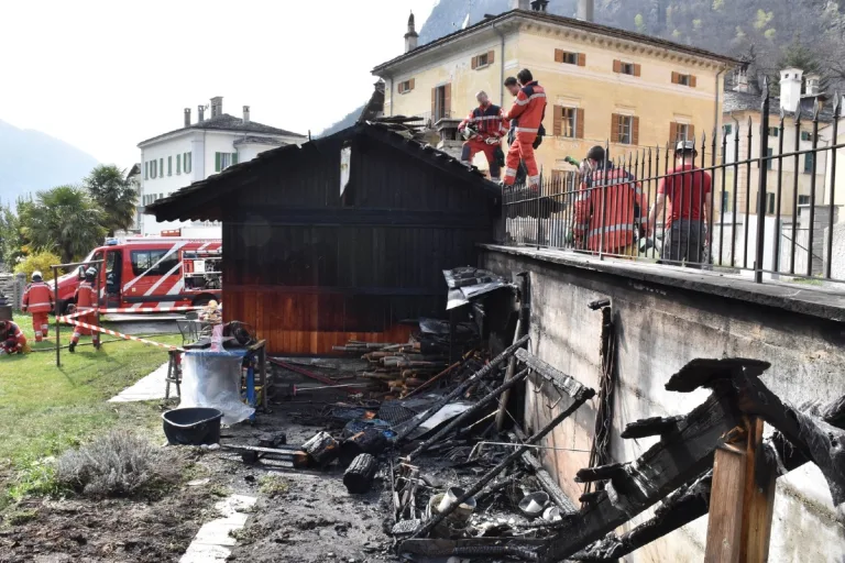 Castasegna GR - Brand von zwei Gartenhäusern im Dorfkern