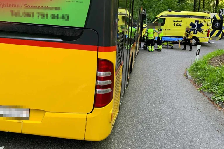 Dornach SO - Motorradlenker kracht in Postauto 