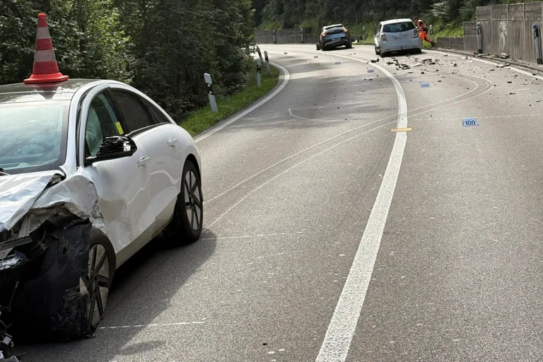 Uster ZH – Vier Verletzte bei Frontalkollision von drei Autos