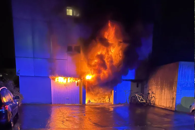 Heerbrugg SG – Brand greift auf mehrere Garagenboxen über