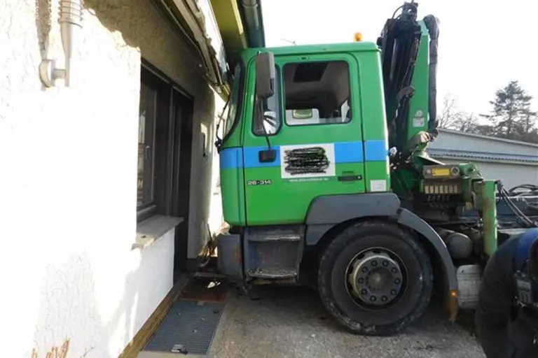 Grafschaft-Holzweiler - Führerloser LKW rollt in Wohnhaus