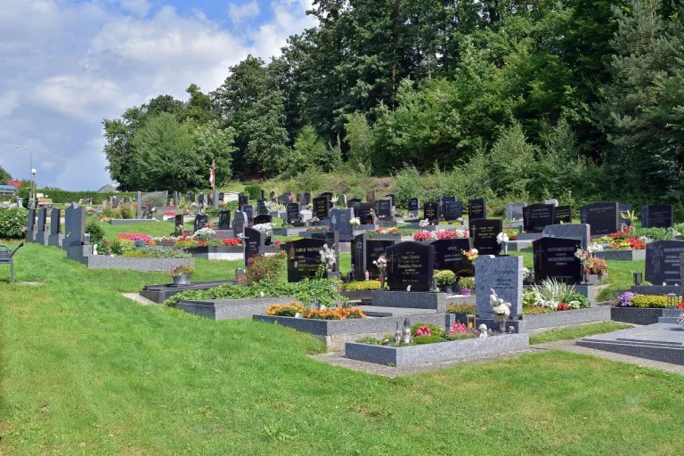Gütersloh - Gräber auf Friedhof durch Feuer beschädigt