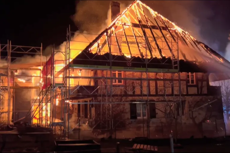 Gals BE - Bauernhaus brennt lichterloh - Dorfstrasse gesperrt