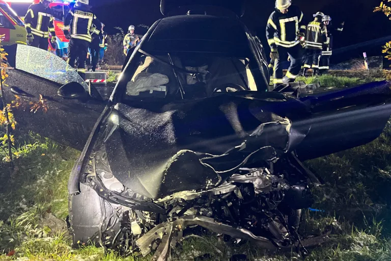 Baesweiler NW – Zwei Schwerverletzte bei Alleinunfall mit Sommerreifen