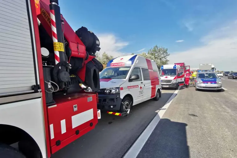 Wiener Neudorf - Unfall mit Rettungsfahrzeug auf der Autobahn