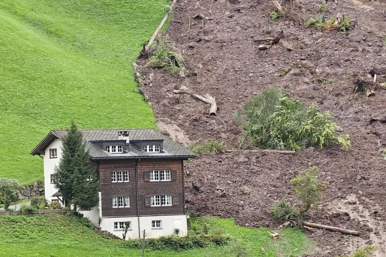 Schwanden GL - Bau einer Notbrücke nach dem Hangrutsch 