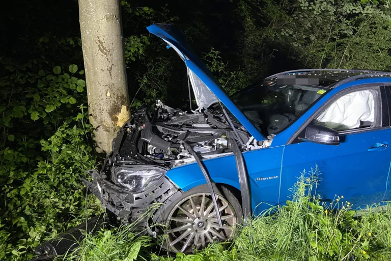 Mit AMG-Mercedes in Rudolfstetten AG gegen Baum geprallt!