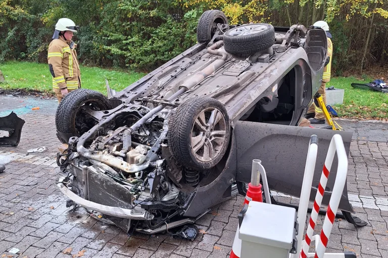 A1 Greven NW – Zwei Schwerverletzte nach Alleinunfall mit Überschlag