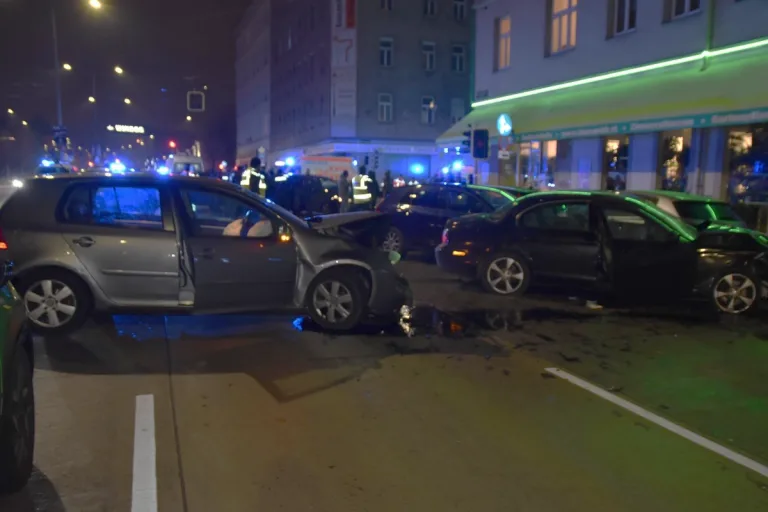 Wien - Fahrunfähig und ohne Führerschein vor der Polizei geflüchtet - Mehrere Verletzte und Unfälle