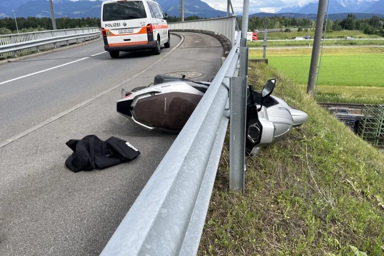 Rüthi SG - 17-jährige Rollerfahrerin verunfallt