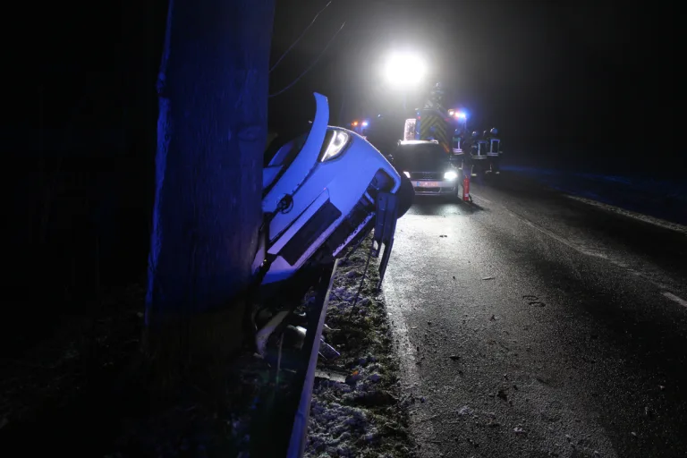 Möhnesee-Delecke NW - Verkehrsunfall fordert zwei Schwerverletzte 