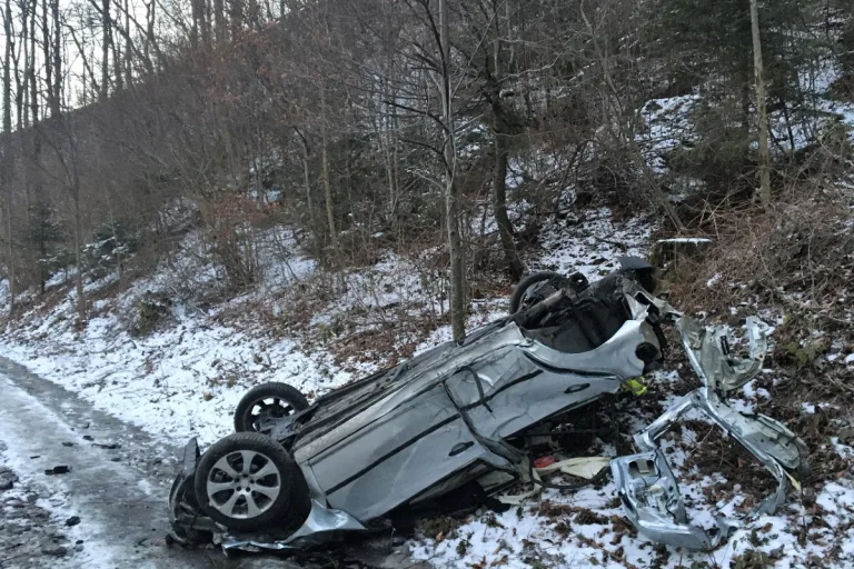 Mitlödi GL - Auto überschlägt sich mehrfach!