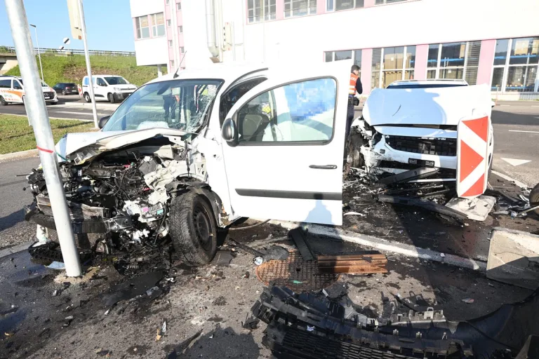 Niederuzwil SG – Zwei Verletzte und hoher Sachschaden nach Verkehrsunfall