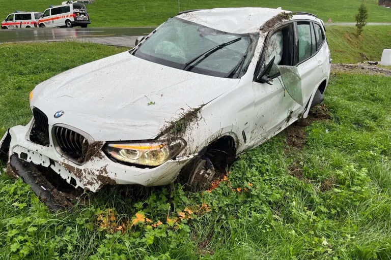 Ebnat-Kappel SG - Auto fliegt bei Unfall über Fussweg