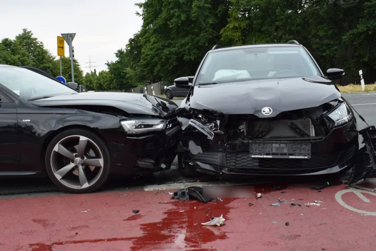 Herford - Zwei Autos an einer Kreuzung zusammengeprallt 