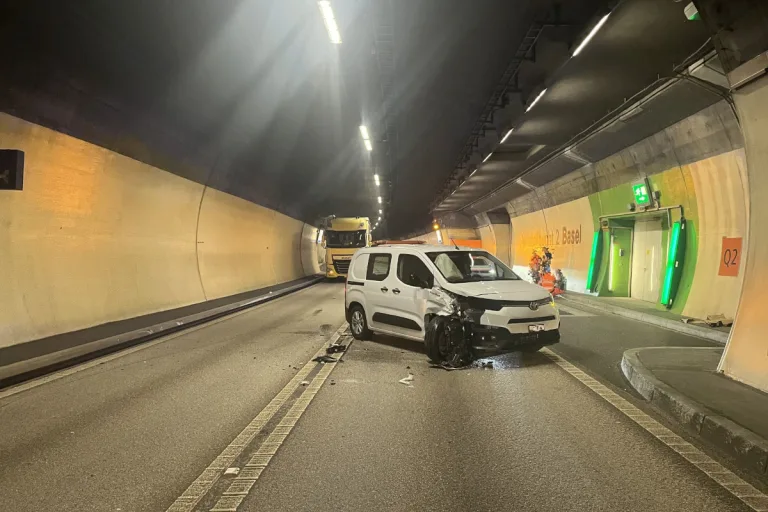 A22 Sissach BL – Zwei Verletzte bei Auffahrunfall
