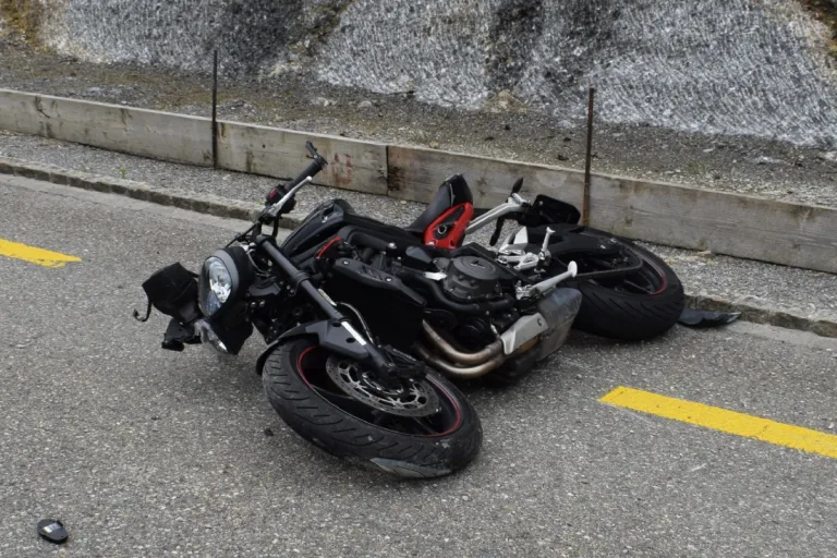 Urnäsch AR - Motorradfahrer verletzten sich bei Verkehrsunfall in Urnäsch