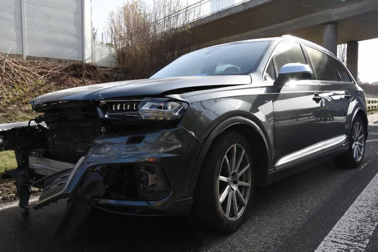 Wil SG  - Auto prallt auf der A1 in Lastwagen