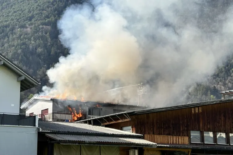 Ingenbohl SZ - Brand verursacht grossen Sachschaden - Verkehrsbehinderungen in Brunnen
