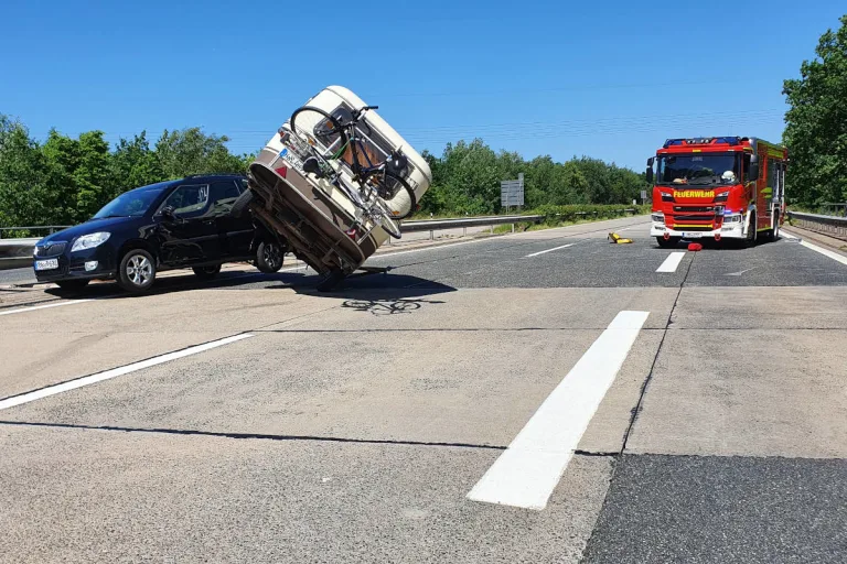 A27 Bremerhaven – Verkehrsunfall mit einem Wohnwagenanhänger auf der Autobahn