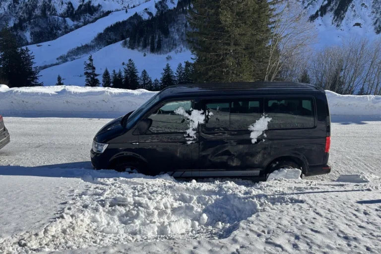 Elm GL – Gleitschirmflieger prallt gegen Kleinbus