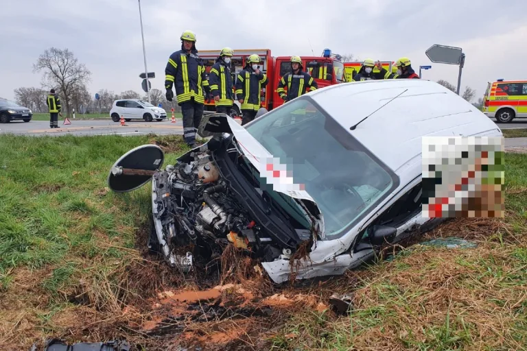 Ritschermoor - 30-Jährige übersieht Seat - 2 Autos landen in Graben
