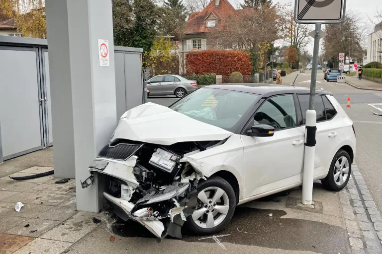 Weinfelden TG – In Betonpfeiler geprallt