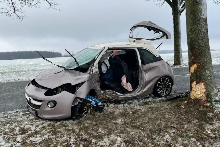Borchen-Dörenhagen NW - Glättebedingte Verkehrsunfälle